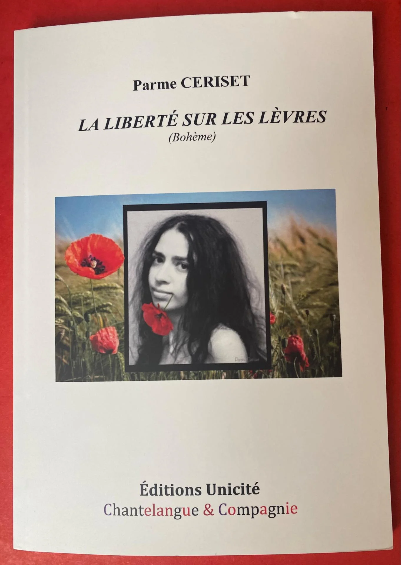 Couverture recueil unicite parme ceriset fond rouge ourange